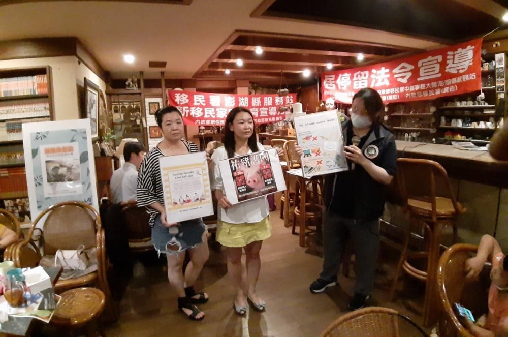 可能是 3 個人和大家站著的圖像