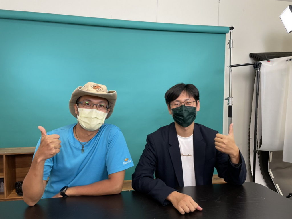市府智慧科技處處長郭軒志與海湧工作執行長陳人平交流青年培育及環境永續議題。
