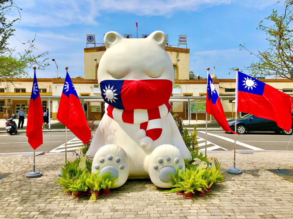 大白熊換上國慶口罩