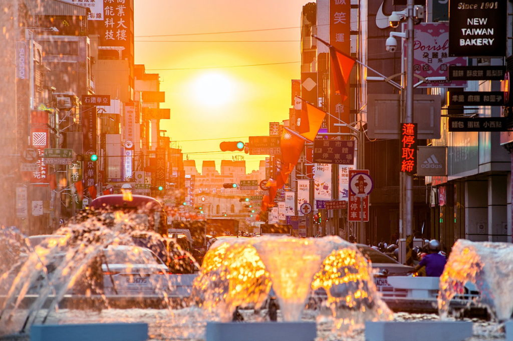 中山路噴水 懸日與國旗