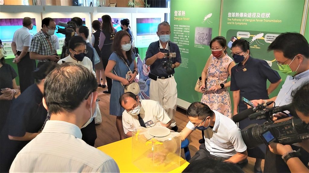慈濟基金會與科工館合作主辦「防疫戰鬥營巡迴展」，第二站台中靜思堂登場，出席貴賓親身體驗畫面。（圖/陳惠玲攝影）