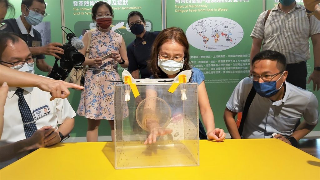 慈濟基金會與科工館合作主辦「防疫戰鬥營巡迴展」，第二站台中靜思堂正式展出，出席貴賓親身體驗畫面。（圖/陳惠玲攝影）  