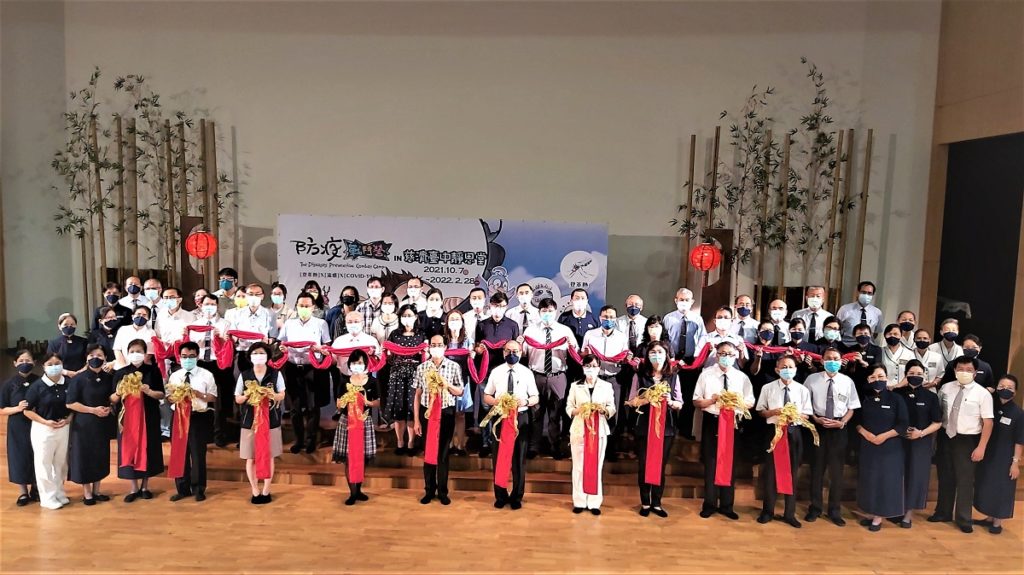 慈濟基金會與科工館合作主辦「防疫戰鬥營巡迴展」，第二站在台中靜思堂展出，今日舉行開幕展儀式後大合影。（圖/陳惠玲攝影）