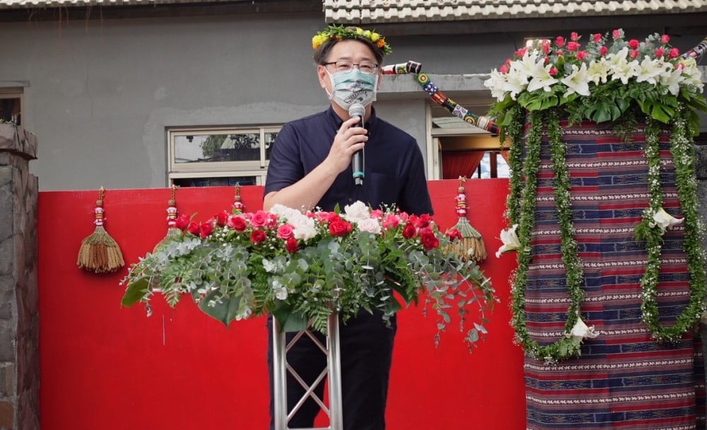 可能是 1 人、站立和花的圖像