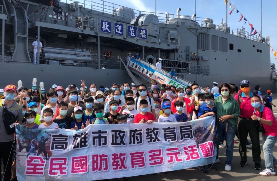 三民家商學子登艦參觀海軍軍艦 歡慶國慶煙火在高雄
