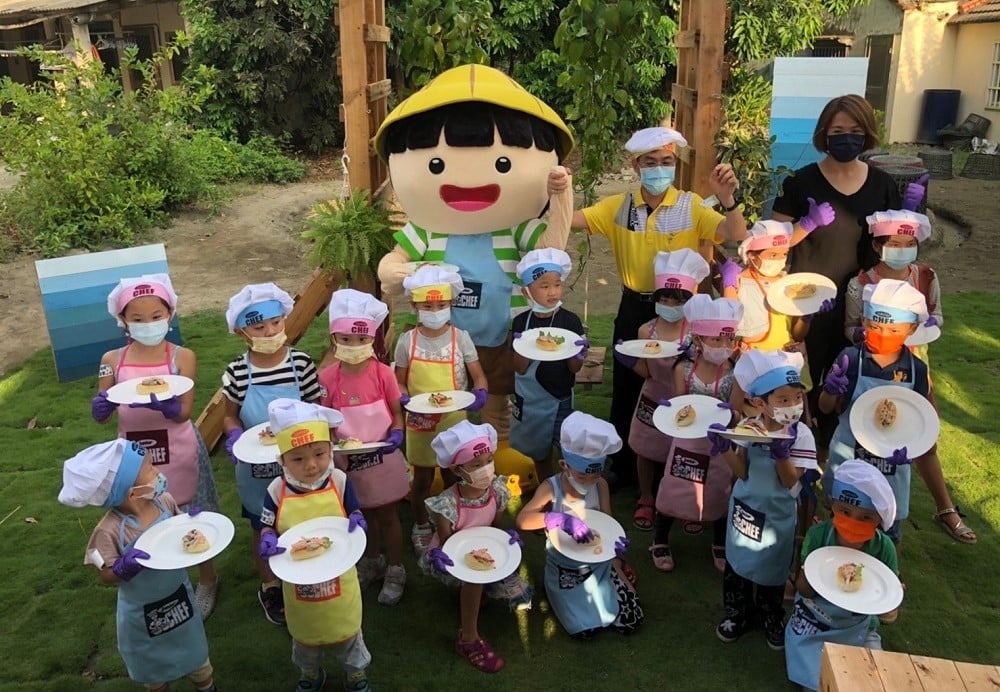 可能是 2 個人、小孩、大家站著和戶外的圖像