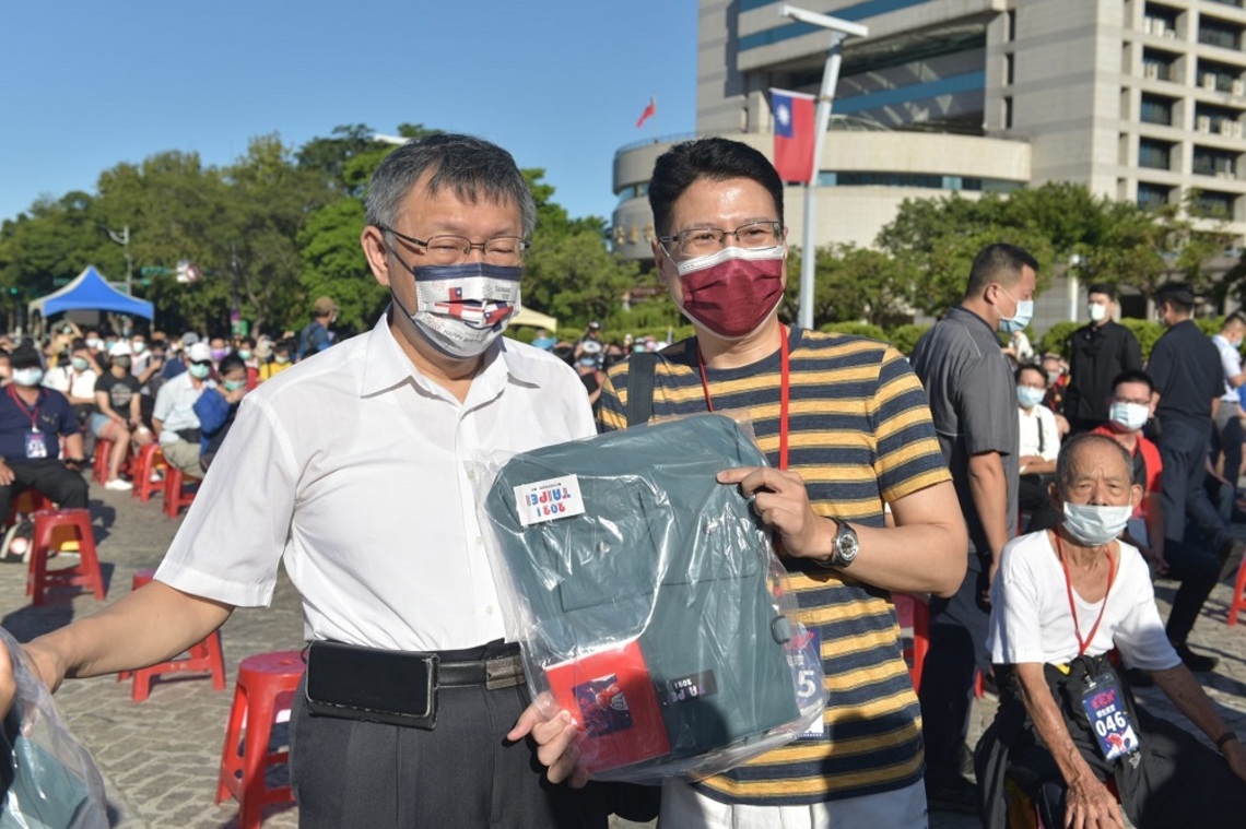 參加北市府國慶升旗 柯文哲發送「第 7 代嗡嗡包」給線上預約民眾