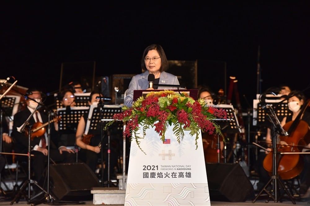 可能是 5 個人和大家站著的圖像