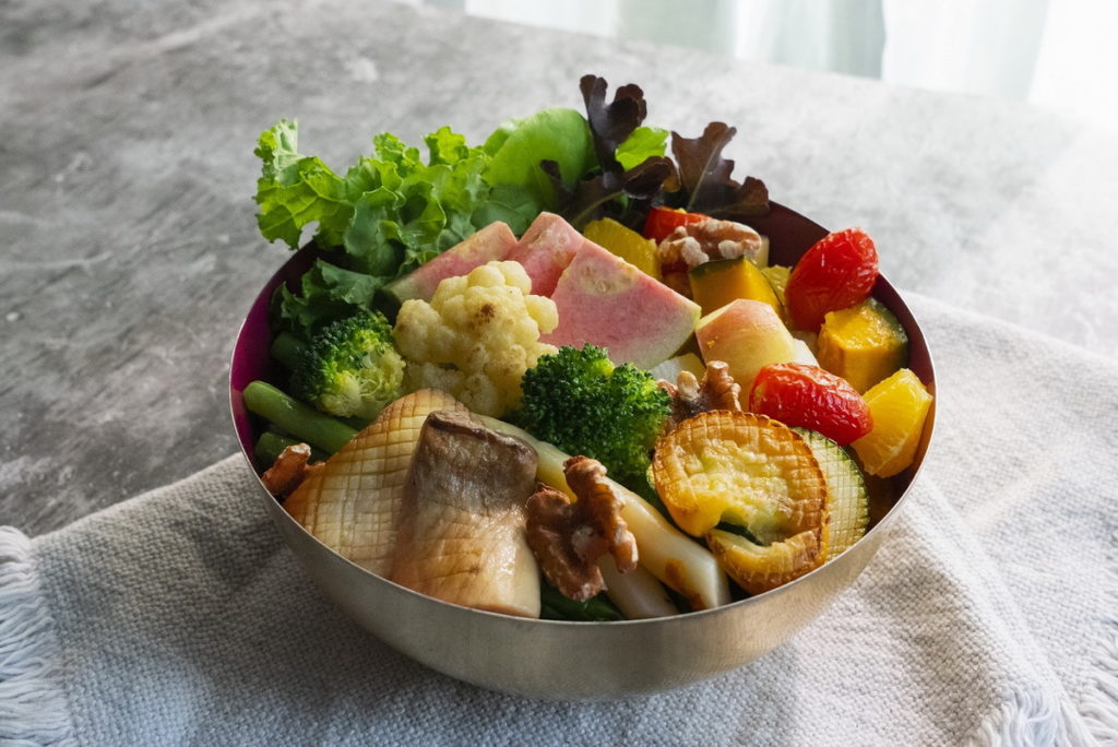 內含超級食物時令蔬菜當季鮮甜根莖類綜合堅果鮮切水果,搭配醬汁六選一:經典慢焙胡麻醬、蒜味烏斯特油醋醬、亞麻仁紅酒油醋醬、黃金柚酪梨油醋醬 、巴薩米克紫蘇梅油醋醬、特調洛神梅子醬。(售價 380元)