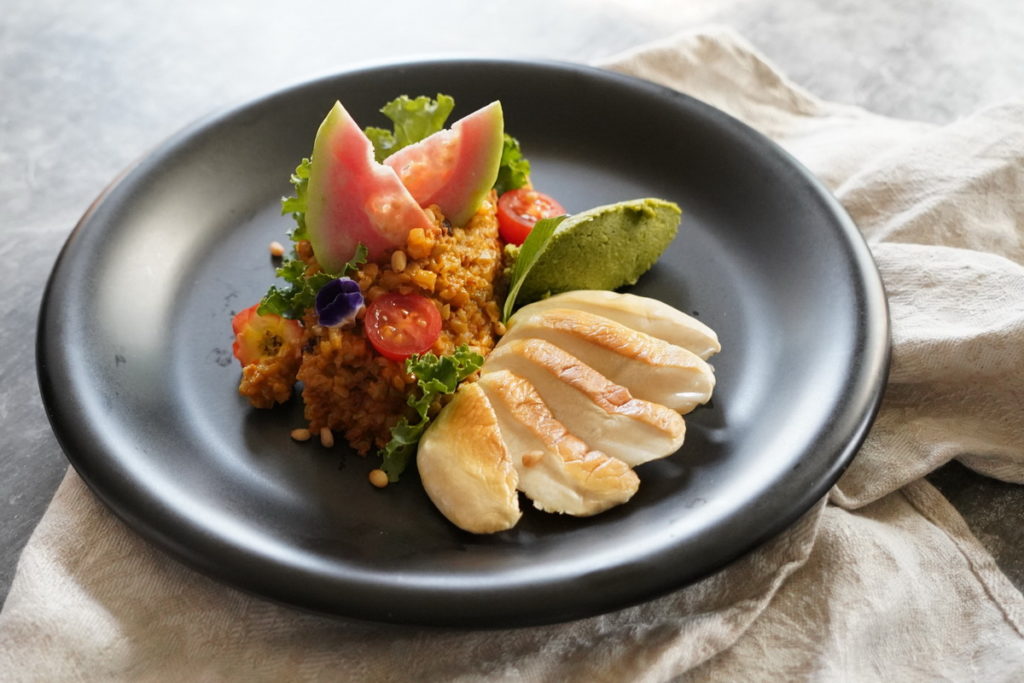 濃郁的毛豆泥佐花椰菜米燉飯,透過香茅檸檬醬汁的酸韻與檸檬香氣提升整體風味層次,搭配無毒培植的頂級「百靈菇」一起品嚐,肥厚鮮嫩的多汁口感,就算純蔬也超滿足。(售價380元)