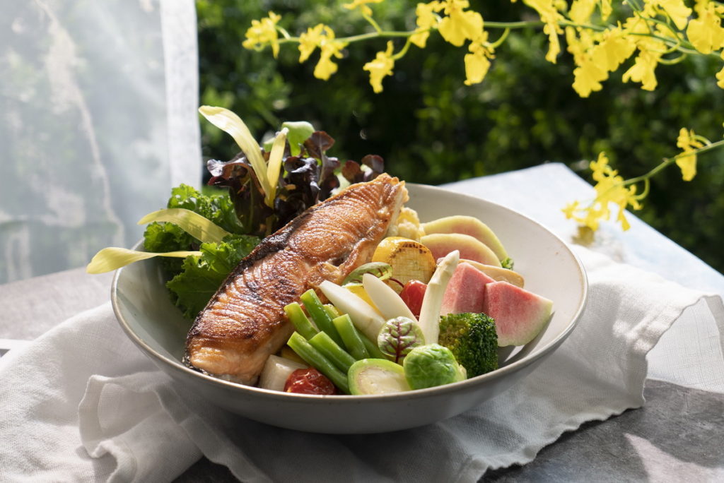 內含嫩煎厚片鮭魚超級食物時令蔬菜當季鮮甜根莖類綜合堅果鮮切水果,搭配醬汁六選一:經典慢焙胡麻醬、蒜味烏斯特油醋醬、亞麻仁紅酒油醋醬、黃金柚酪梨油醋醬 、巴薩米克紫蘇梅油醋醬、特調洛神梅子醬。(售價 580元)