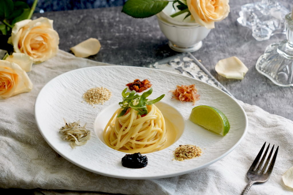 結合Cacio e pepe與Carbonara兩種義大利麵形式,可隨個人喜好自由搭配日式胡麻油辣醬、烘烤櫻花蝦、白芝麻粒、新鮮檸檬片、柚子七味粉、昆布醬、吻仔魚,調配專屬自己獨一無二的風味。(售價250元)