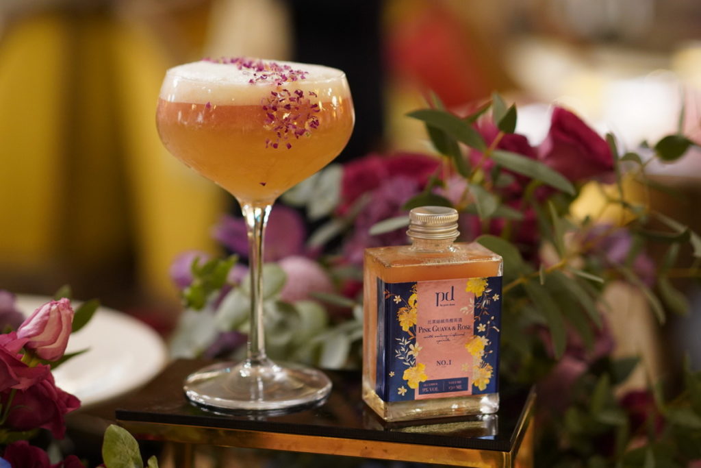 10.7~10.9開幕首三日,兩人以上內用贈獨家限量香水調酒「花果絲絨烏龍茶酒」乙瓶。(每日數量有限,送完為止)