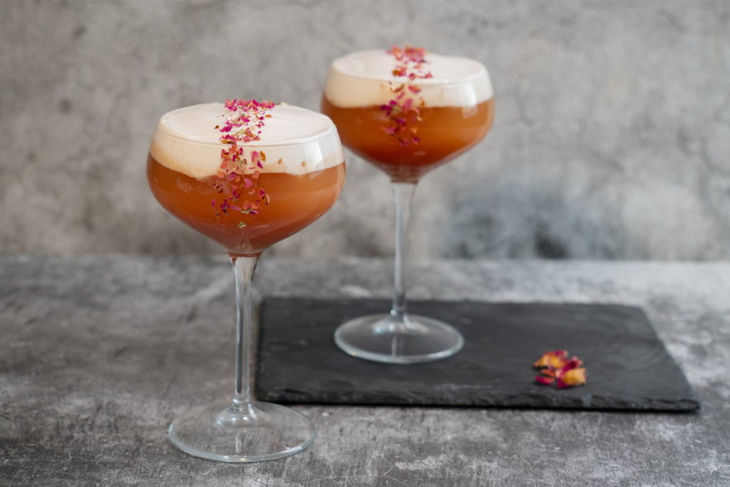 玫瑰的柔美、紅心芭樂的熱帶甜香,彷拂粉紅色絲絨輕滑過舌尖,為烏龍茶的清雅質地鋪展華美的開場,以悠遠回甘的茶韻收尾。(售價320元)