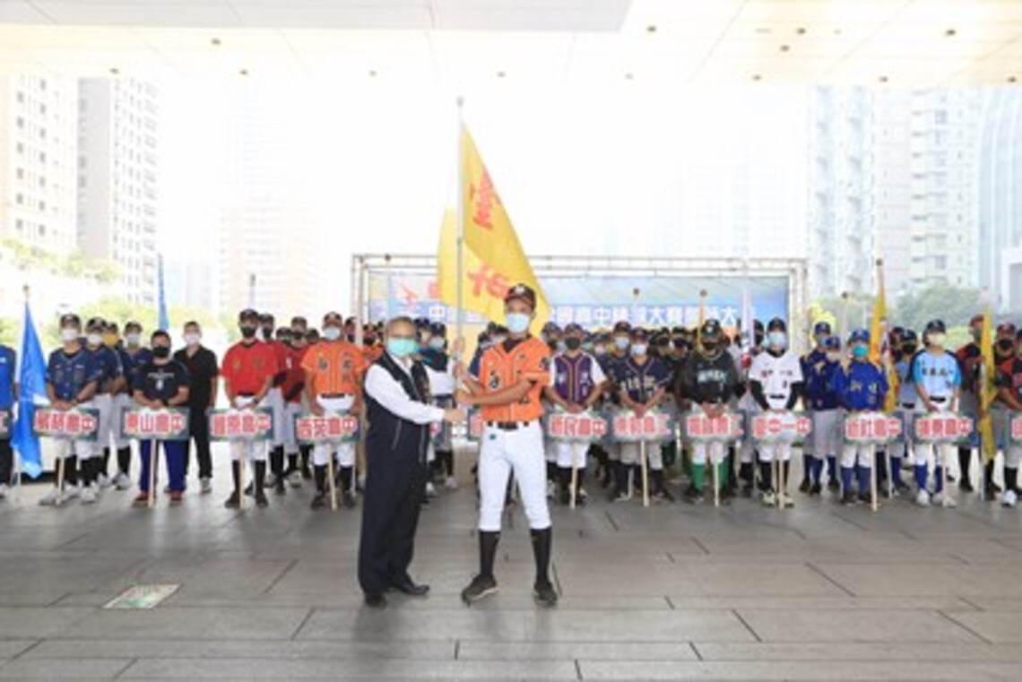 台灣甲子園再起風雲！ 令狐副市長為中市黑豹旗參賽球隊授旗／波新聞