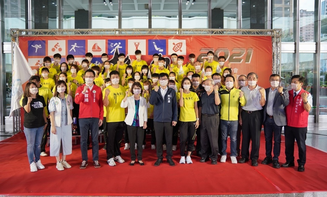 全運會高市代表隊授旗 陳其邁勉勵選手在比賽中大放異彩