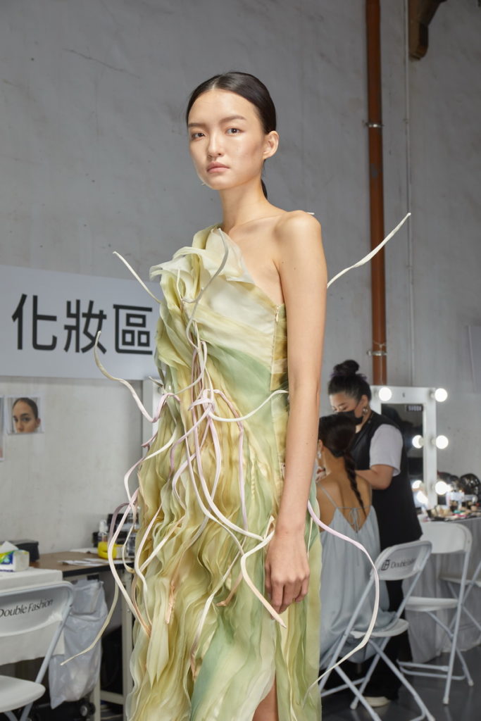 C JEAN 簡君嫄以植物染開發布料透過曇花花苞型態展現