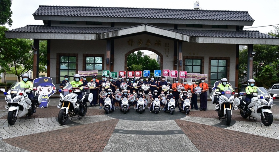 嘉縣警踩街宣導路口安全新觀念~「路口慢看停,行人停看聽」