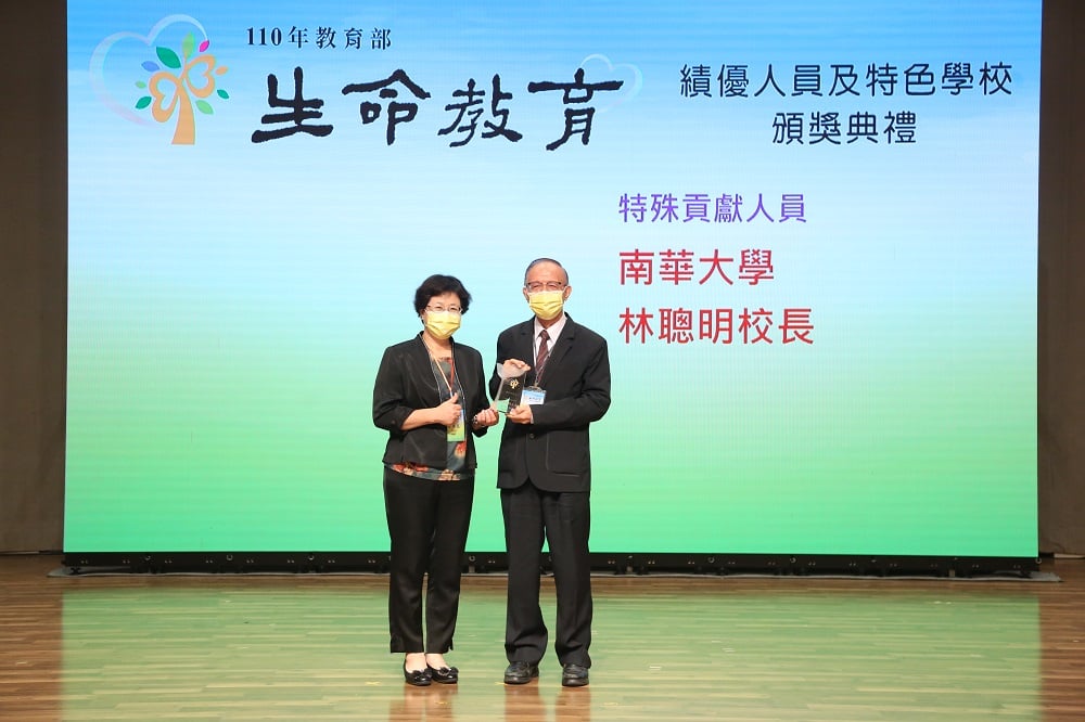可能是 2 個人和大家站著的圖像