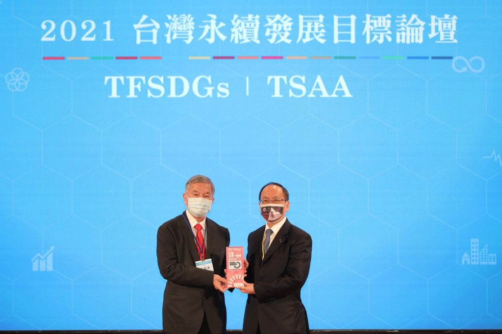 2021「TSAA台灣永續行動獎」東海大學獲頒四金一銀，成為大學之最！圖左為行政院副院長沈榮津、右為東海大學校長王茂駿（圖/東海大學提供）