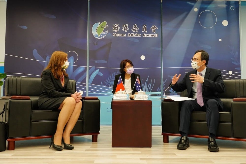 可能是 2 個人、大家坐著、大家站著、室內和顯示的文字是「 OẠC 海洋委員會 Ocean Affairs Council 」的圖像