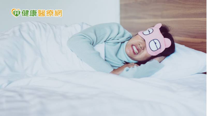 常牙關緊咬、夜間磨牙恐致裂齒! 醫:這些習慣要改掉