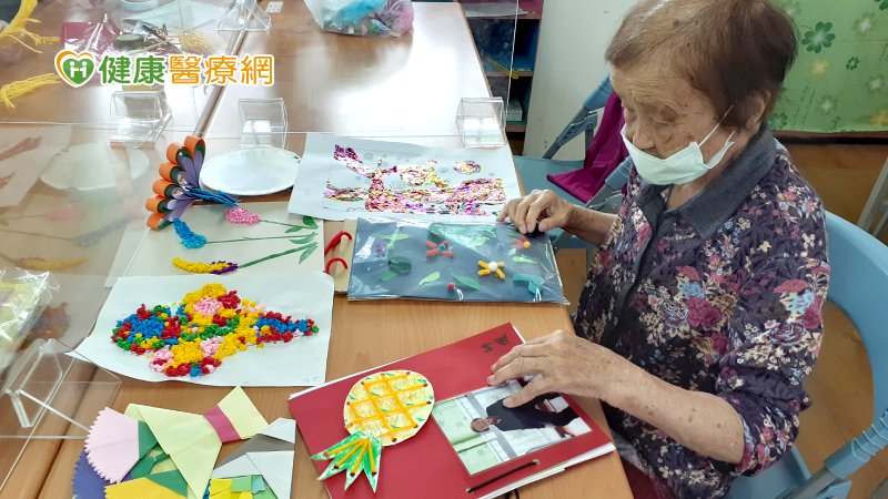 活動作品集結成冊 日照中心長輩樂開懷