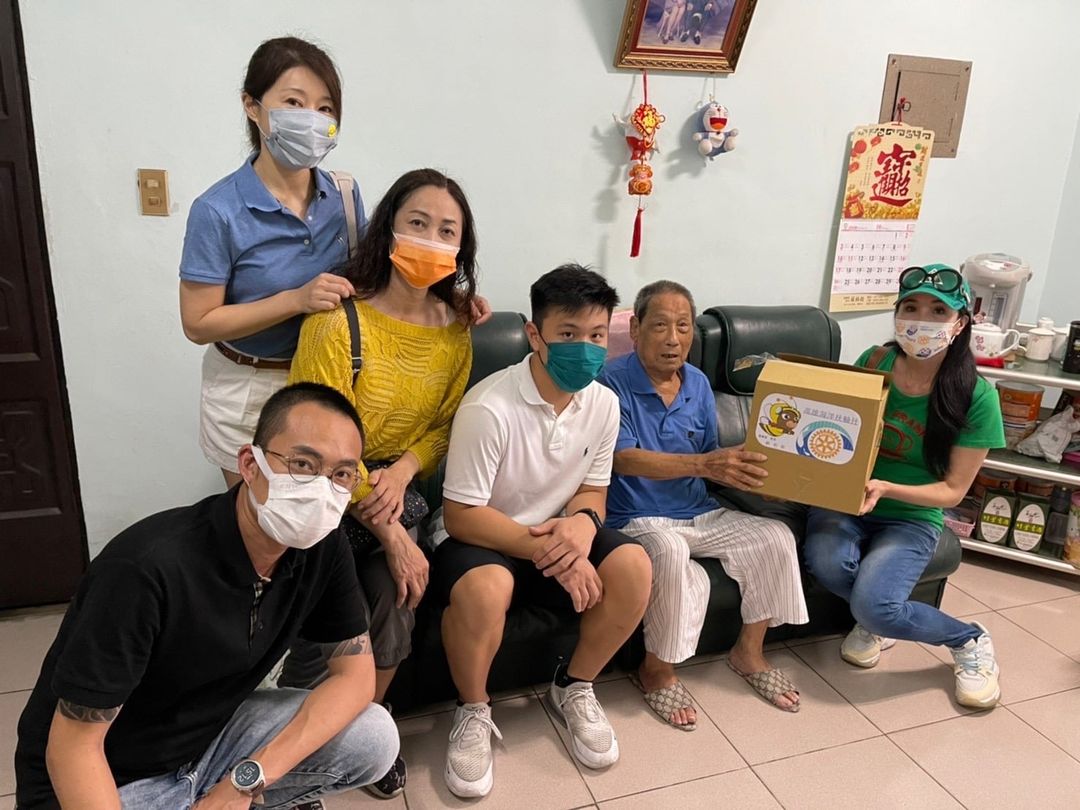 可能是 6 個人、大家坐著、大家站著和室內的圖像