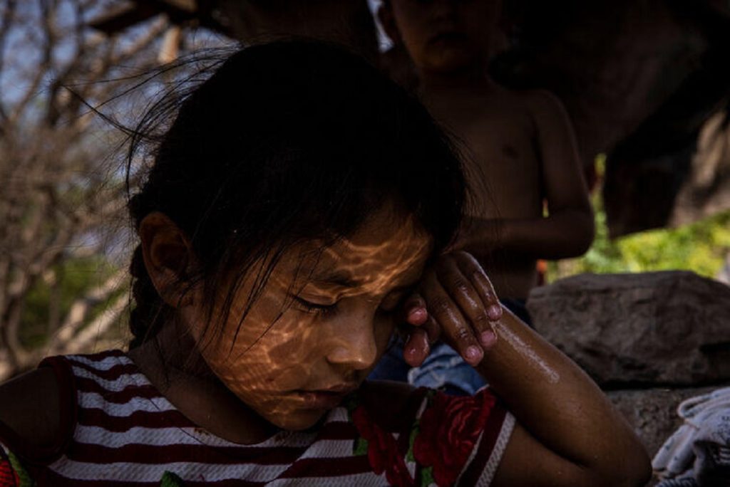 MEXICO. Guerrero. April 2021. Amairani Mujica (7) at home. Due to organized crime, the community lacks medical services, security and development, many of them have suffered forced displacement. © Yael Martinez / Magnum Photos 墨西哥,格雷羅州,2021年4月。7歲的阿瑪拉妮-穆西卡在家中。許多人因當地犯罪組織作惡,缺乏社區醫療服務,基本安全和經濟發展,而被迫流離失所。© Yael Martinez / Magnum Photos(圖/無國界醫生台灣辦公室提供)