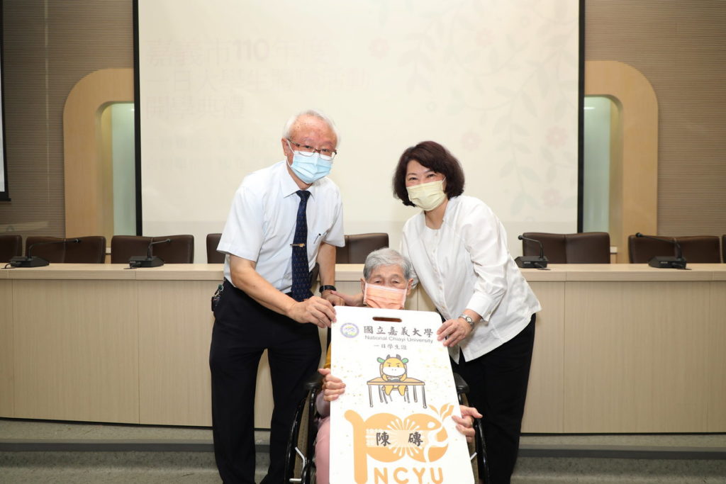 黃敏惠市長與嘉義大學艾群校長共頒一日學生證予高齡92歲的陳磚阿嬤