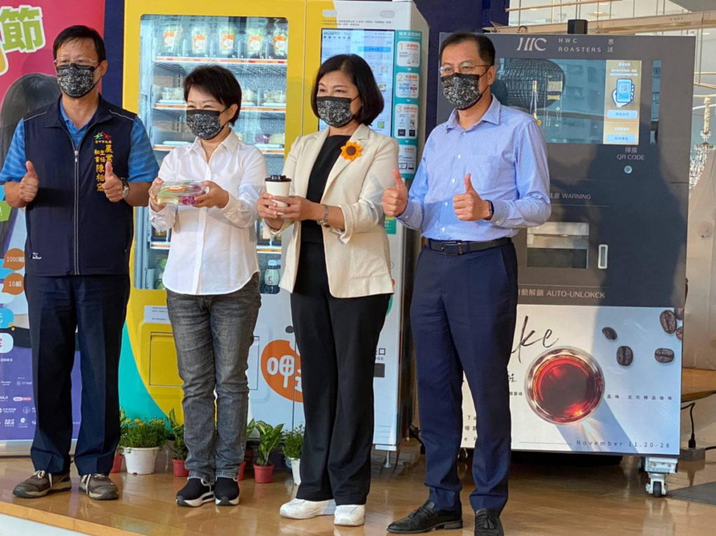 (左起)農業局主任秘書陳柏宏、台中市長盧秀燕、雲林縣長張麗善、農業處長吳芳銘一