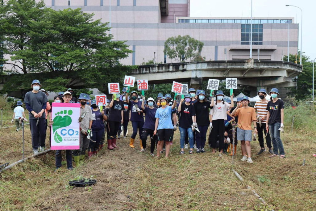 嘉大森林學系師生於鹿草焚化廠環保農場內復育阿里山油菊,為維護生物多樣性盡心力。