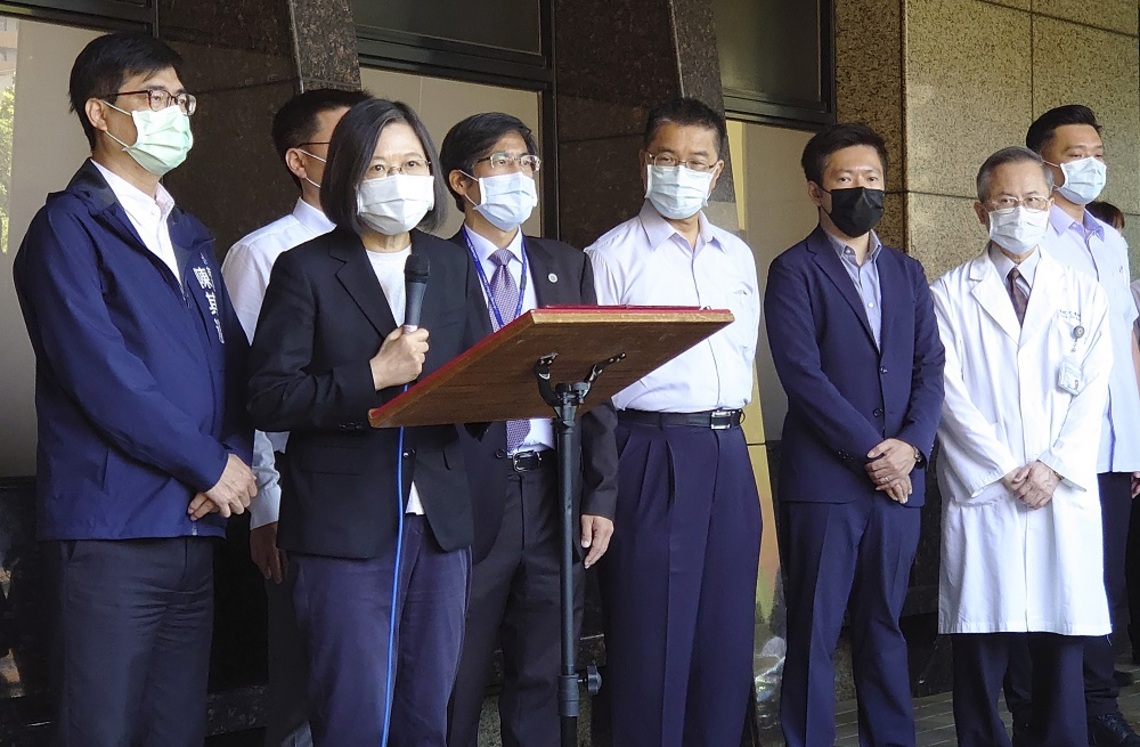 蔡英文探視「城中城」大火傷者及家屬    高醫負責健保無法給付之醫療費用並立即啟動創傷後心理復健
