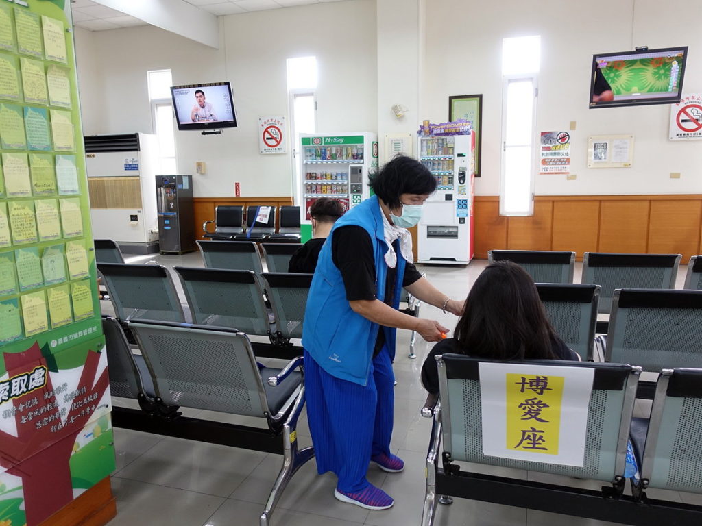邀請民眾填寫生命樹卡片及問卷_