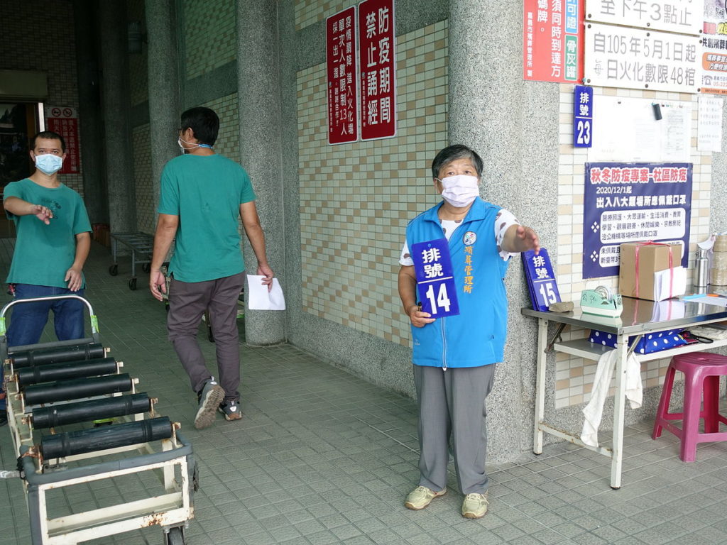 引導往生者家屬進入羽化場