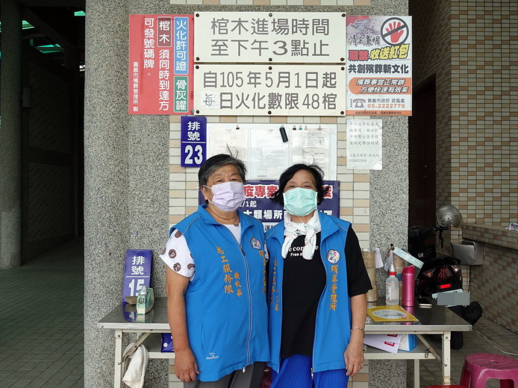 左為志工賴秋華 右為志工魏書蓉