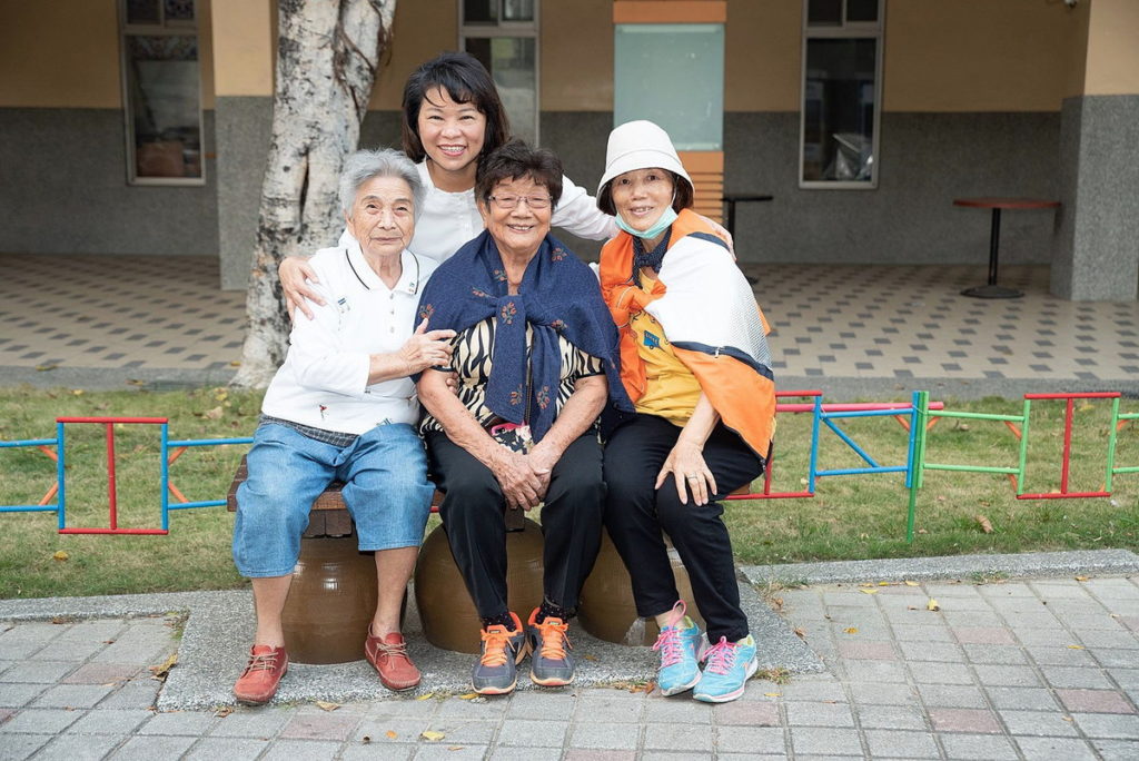 市長與長輩_市府資料照