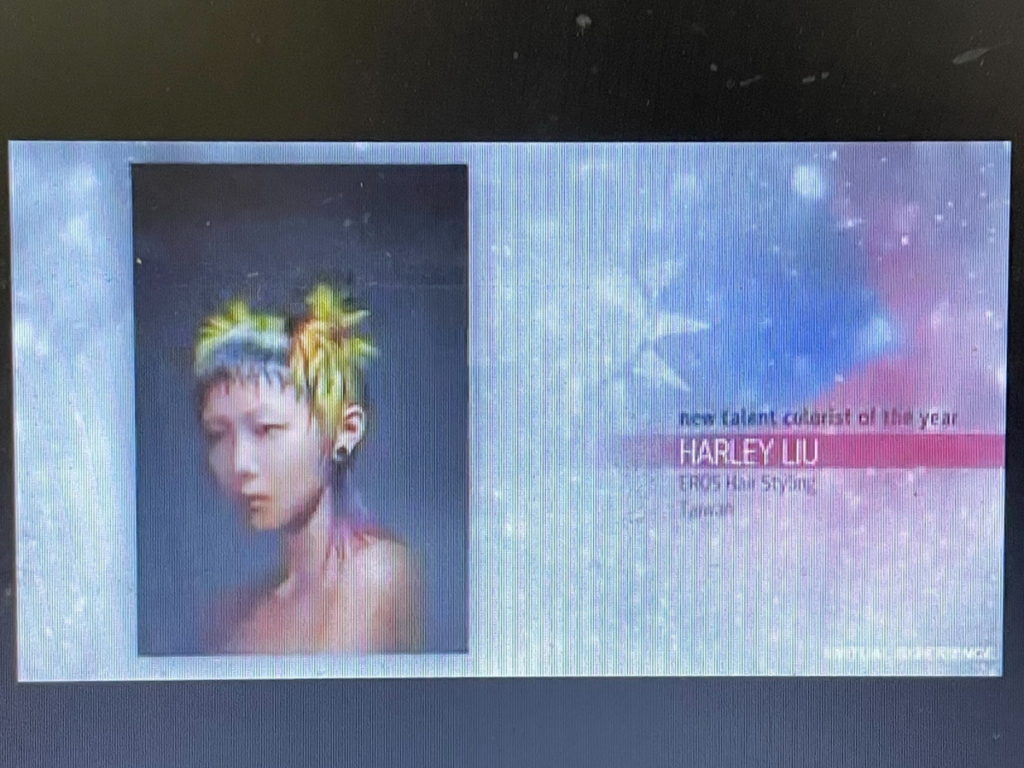 弘光妝品碩二生劉浩宇的作品在剪染技術組年度新銳染髮師奪全球冠軍