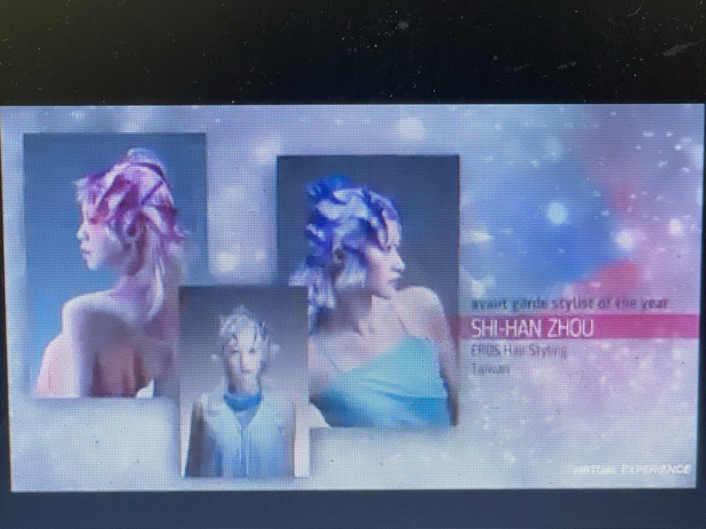 弘光美髮系校友周詩涵在時尚髮型設計組前衛風格造型獲得全球第二名,作品背板還秀台灣國旗。
