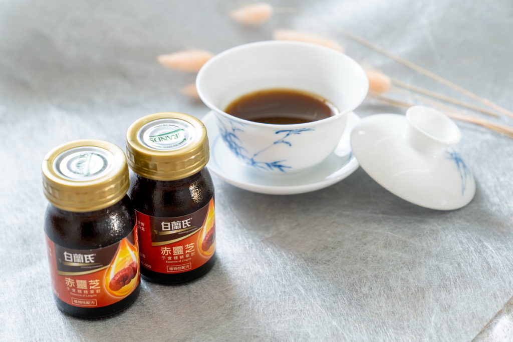 「白蘭氏赤靈芝子實體精華飲」口感苦中帶甘好吸收，滿足各種年齡層與素食主義者等多種體質的使用需求。