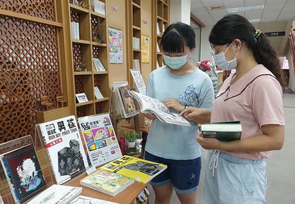 可能是 1 人和室內的圖像