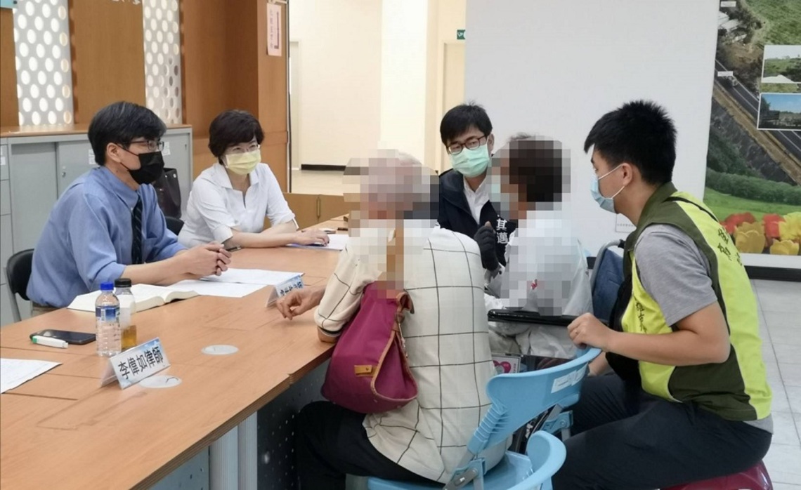 陳其邁全程陪伴城中城家屬法律諮詢 社工助單親母女出院安置