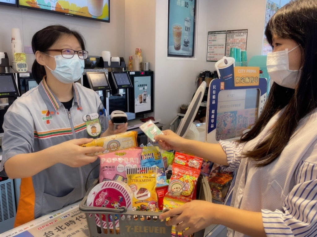 振興隨取卡可在7-ELEVEN慢慢花,包括民眾最愛的咖啡、飲料、零食餅乾、鮮食、便當等,都可以直接全額折抵,讓民眾消費更輕鬆!