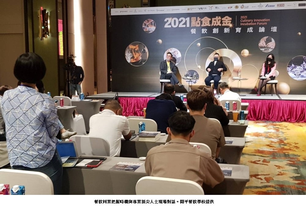 可能是一或多人、大家站著和室內的圖像