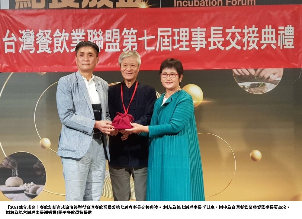 可能是 3 個人和大家站著的圖像