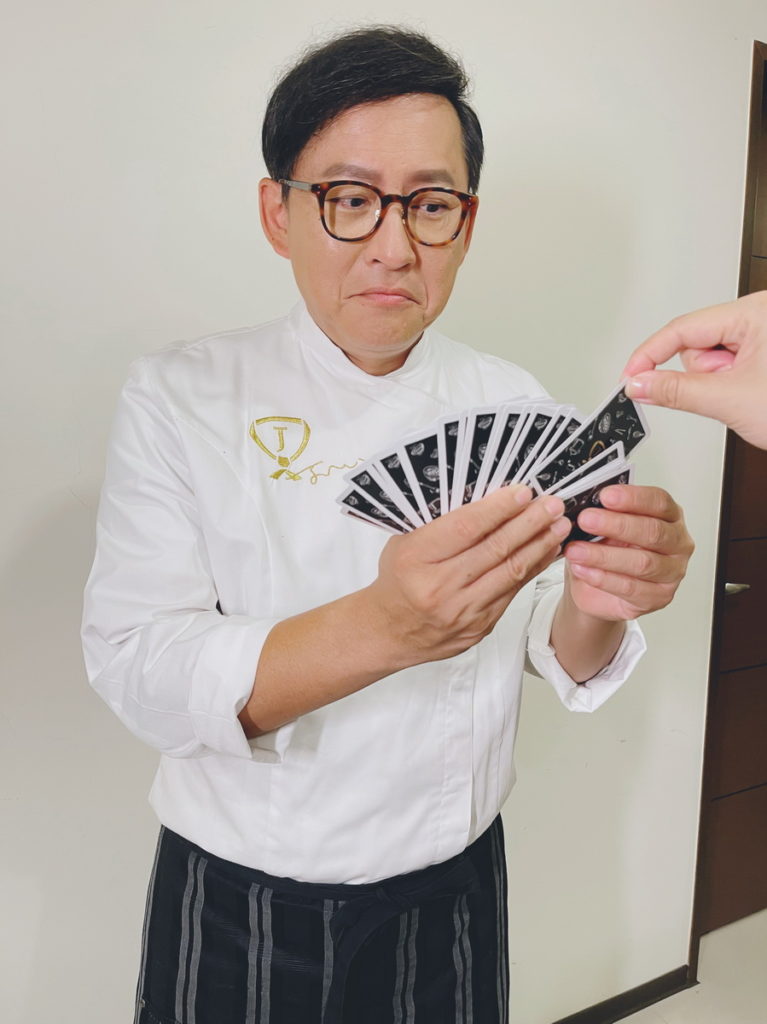 詹姆士現場和工作人員玩起撲克牌