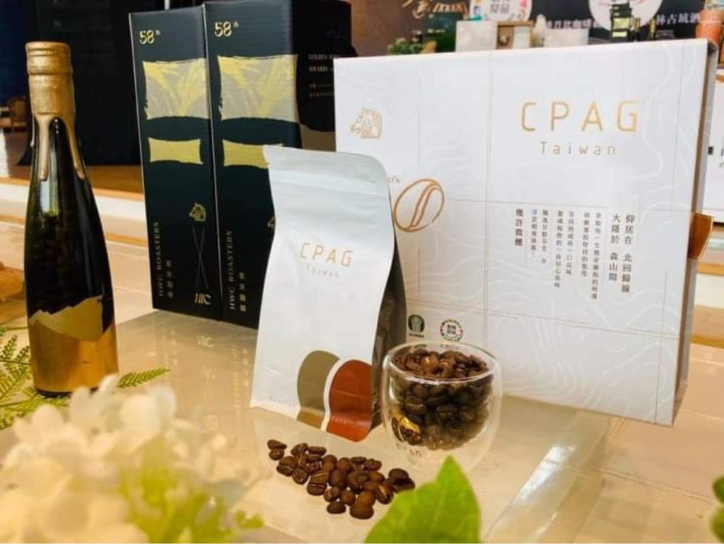 尊貴的金身造型後端,猶如揮毫筆觸似馬尾,呈現「金馬」意象