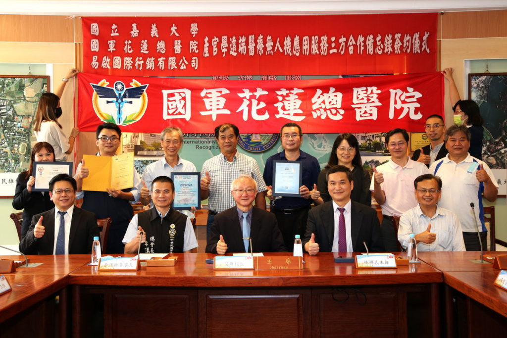 嘉大艾群校長(中)帶領校內師長與國軍花蓮總醫院及易啓國際行銷有限公司同仁合影。