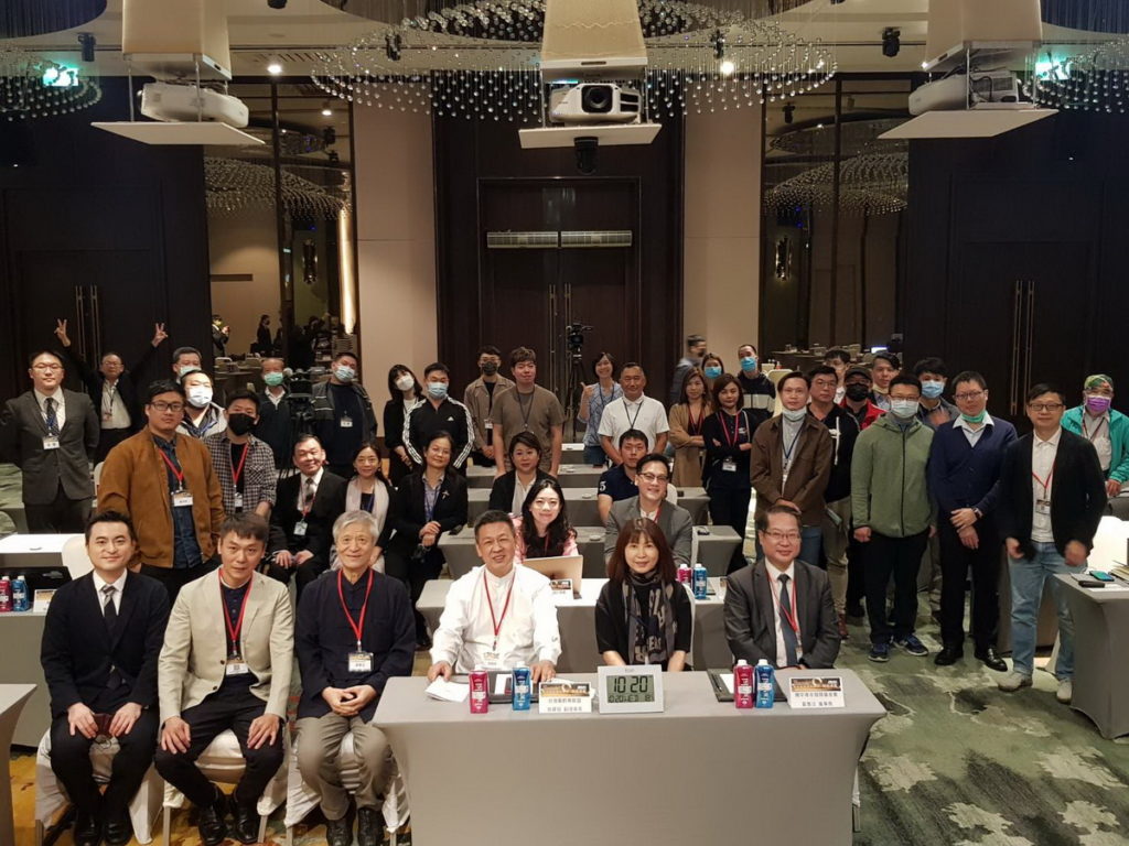 首屆餐飲創新育成論壇「2021點食成金」，以一日論壇的方式，聚集餐飲業界專業頂尖人士，透過實體與直播方式，線上線下同歩進行產學交流互動。開平餐飲學校提供
