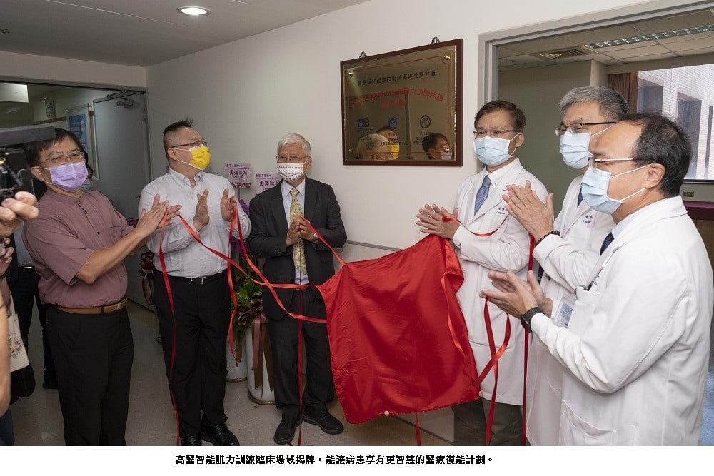可能是 6 個人、大家站著和室內的圖像